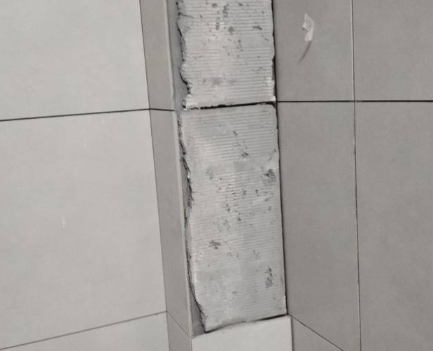 高要瓷砖空鼓维修公司分享下瓷砖施工前基层浇水润湿程度不足，可能导致以下问题